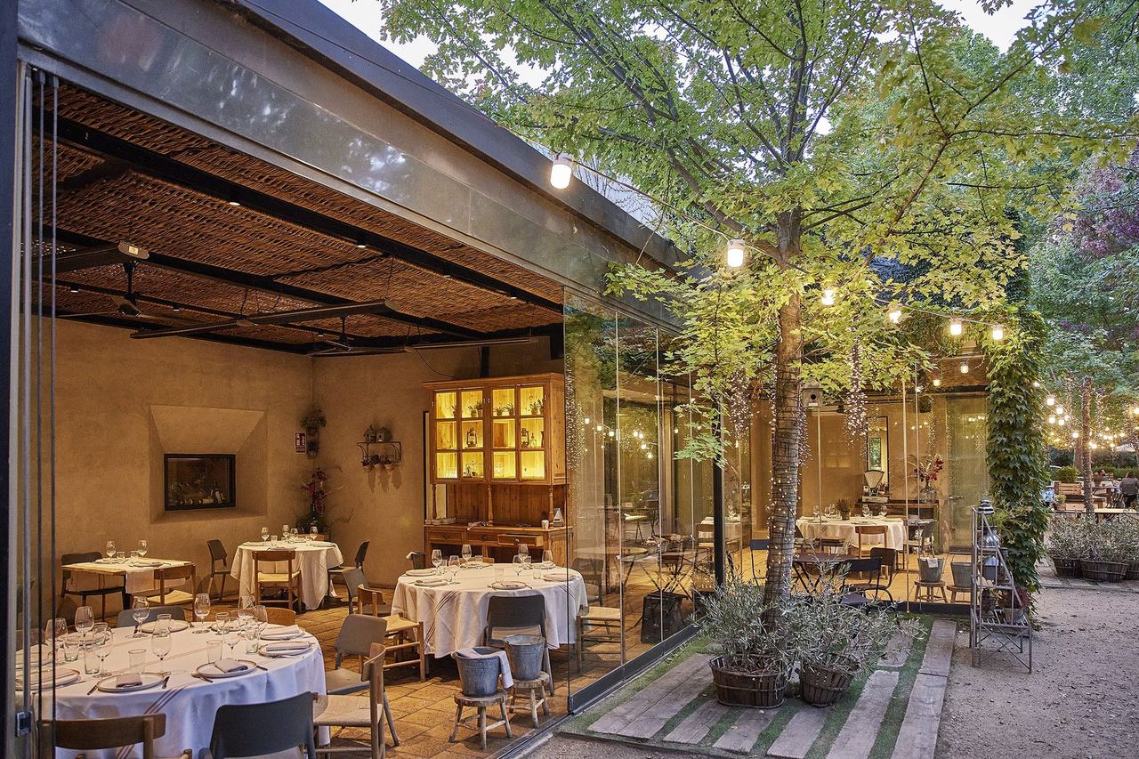 The glass dining pavilion and garden of Filandón at dusk