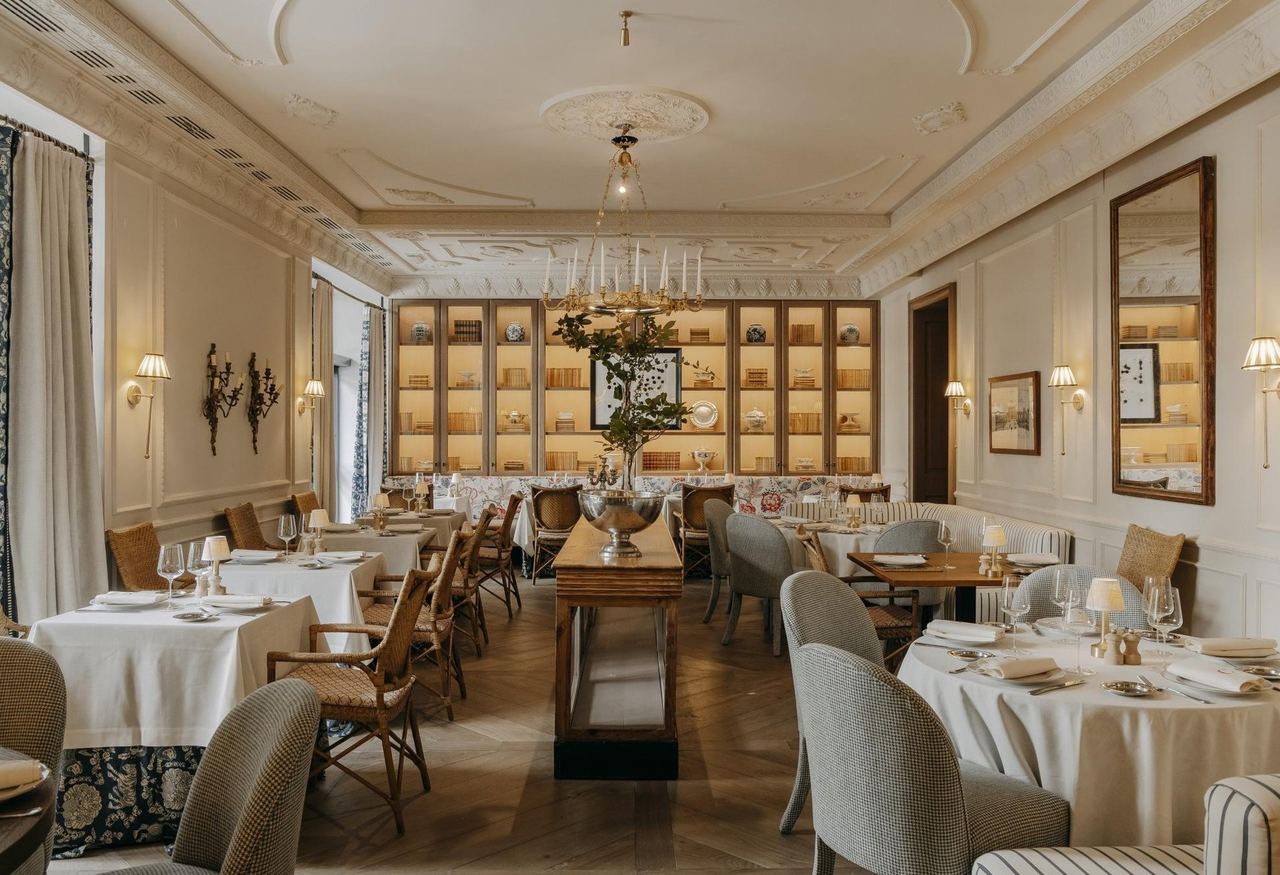 A dining room at Hotel Único, with plasterwork and a glass-fronted cabinet