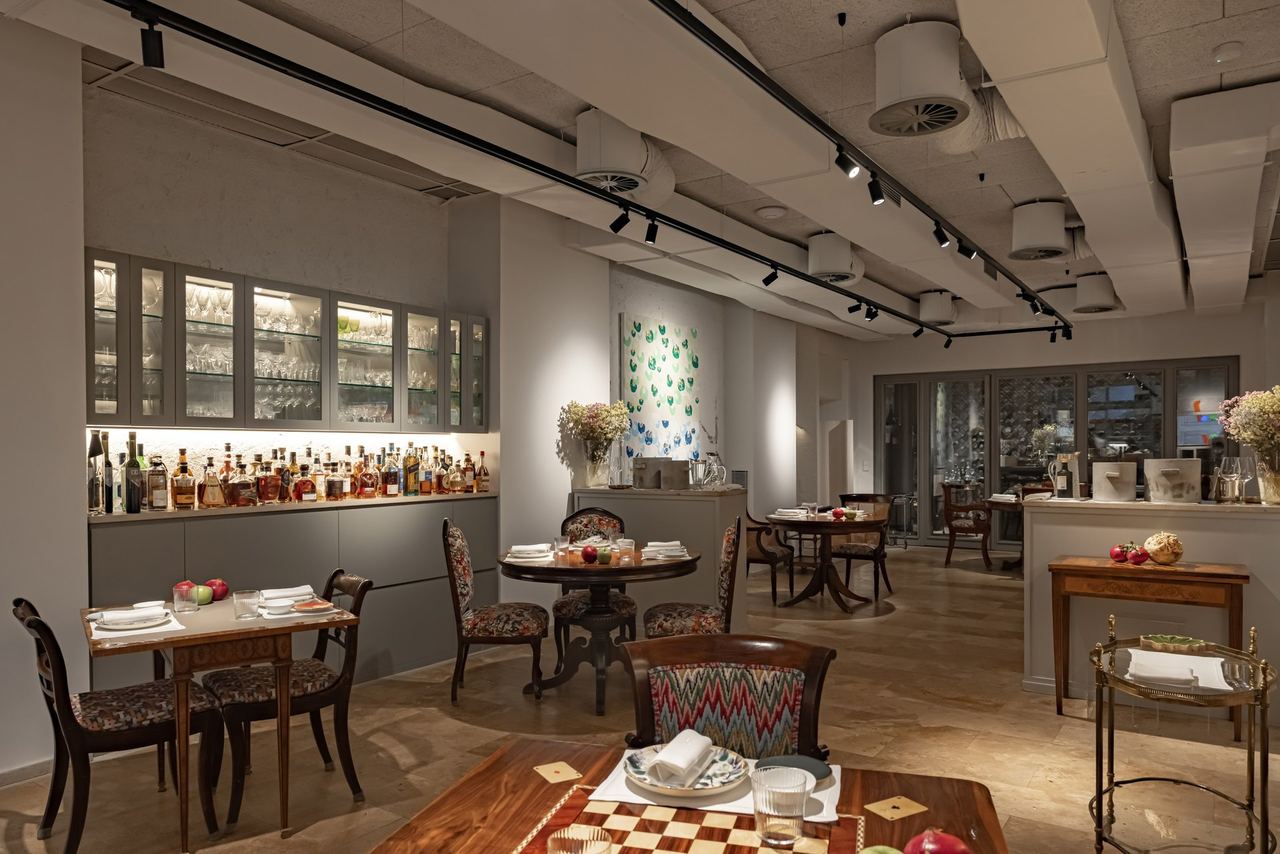 The dining room at Pabú, with a bar along one wall