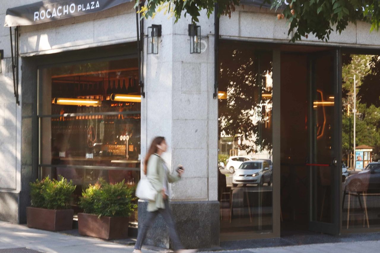 The corner entrance of Rocacho Plaza