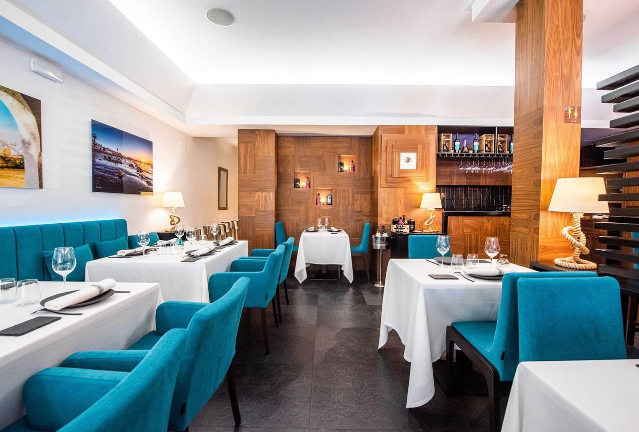 The dining room at Surtopía, with turquoise chairs